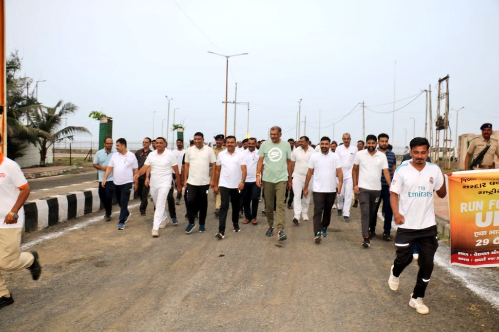 *રાષ્ટ્રીય એકતા દિવસની ઉજવણી*
ગીર સોમનાથ જિલ્લા વહિવટી તંત્ર દ્વારા દેશના લોખંડી પુરુષ સરદાર વલ્લભભાઈ પટેલની જન્મ જયંતી નિમિત્તે *વેરાવળ ચોપાટી થી ટાવર ચોક સુધી 'રન ફોર યુનિટી' અંતર્ગત એકતા દોડ યોજાઈ*