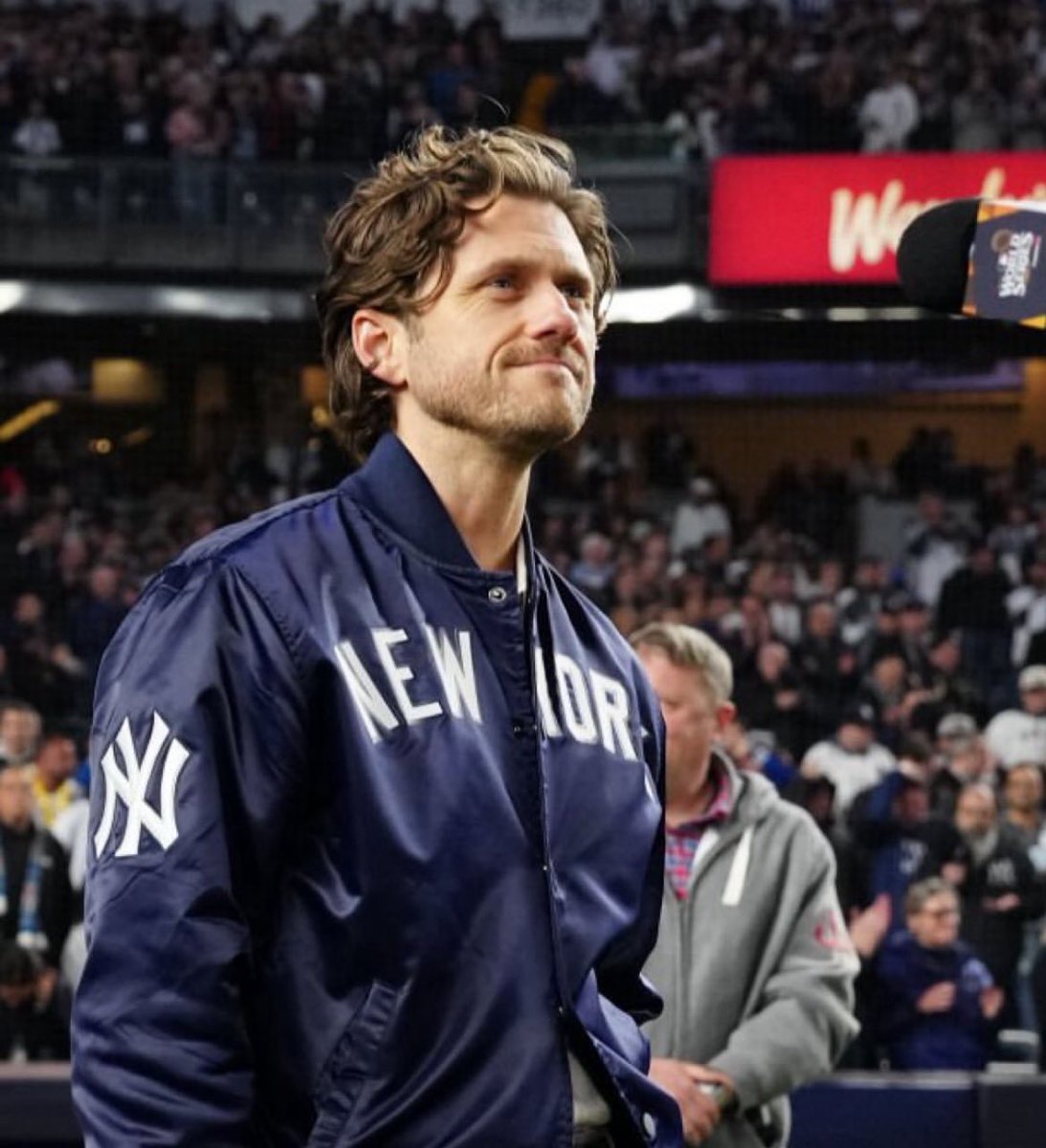 gryff4_'s tweet photo. that's the face of a man who's watching his team lose horribly but he has to act fine. https://t.co/DEu3aW0VWb