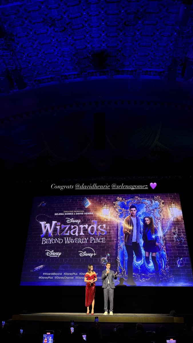 henriebrasil's tweet photo. David Henrie e Selena Gomez ontem no palco antes da exibição da série "Wizards Beyond Waverly Place". ❤️ https://t.co/Bh0nbBfX2L