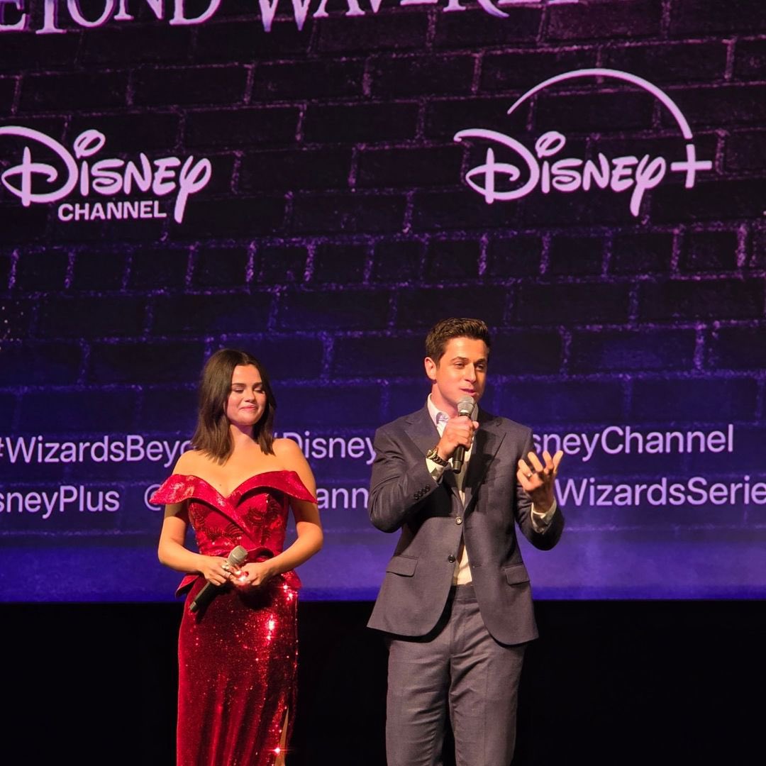 henriebrasil's tweet photo. David Henrie e Selena Gomez ontem no palco antes da exibição da série "Wizards Beyond Waverly Place". ❤️ https://t.co/Bh0nbBfX2L