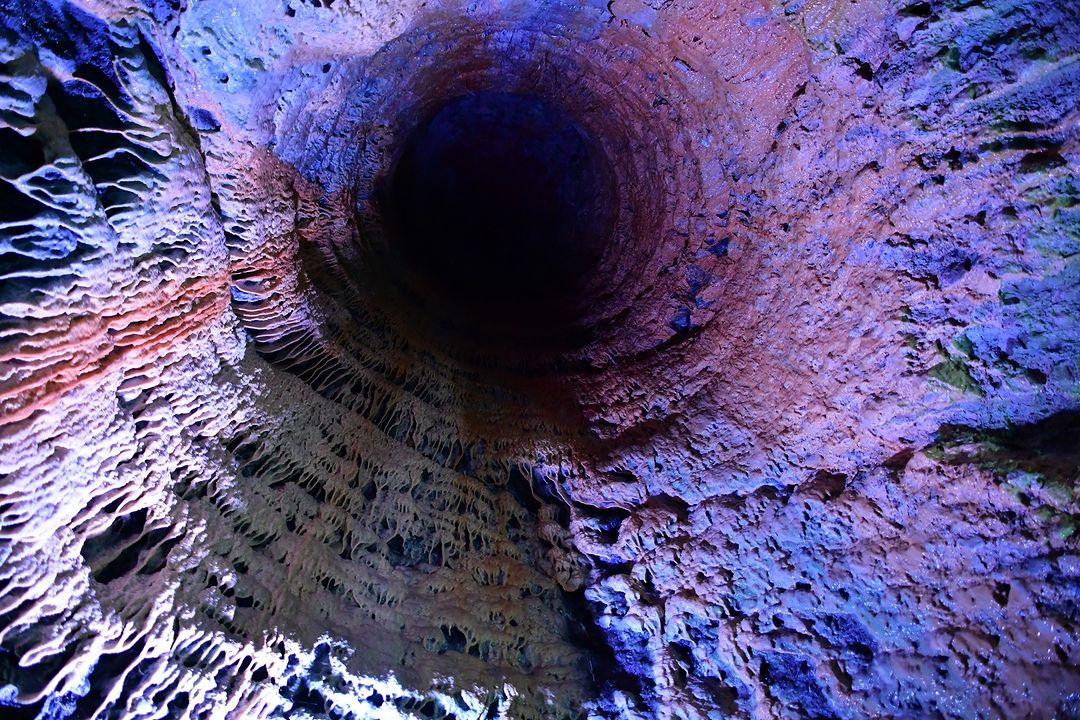 Explore historic limestone mines and caverns on @DCTTrips' Jingle Boat this Christmas. 🎅🏽🛶

Read more here 👉 tinyurl.com/tnsv9jmx