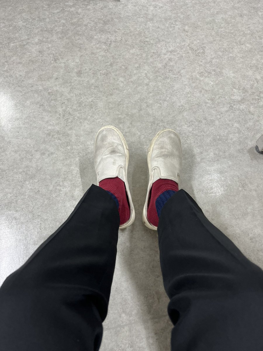kinzokutomoyasu's tweet photo. 男子〜 もうスリッパの季節は終わりやで
足元温っためてきや〜！ https://t.co/yi238OCBh2