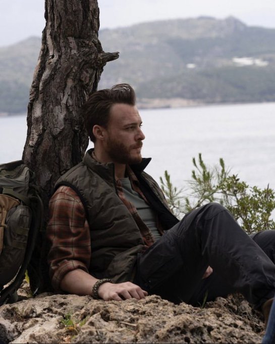#KeremBürsin, #MaviMağara filminde canlandırdığı Cem karakterine hazırlanma sürecini anlattı:  ''Cem’i oynarken çok tatlı bir beş hafta geçiremedim çünkü genel anlamda çok ağır yükleri olan bir karakterdi ve zaten yaşadığı durumun karmaşası çok tatlı değildi. Tabii ki sette