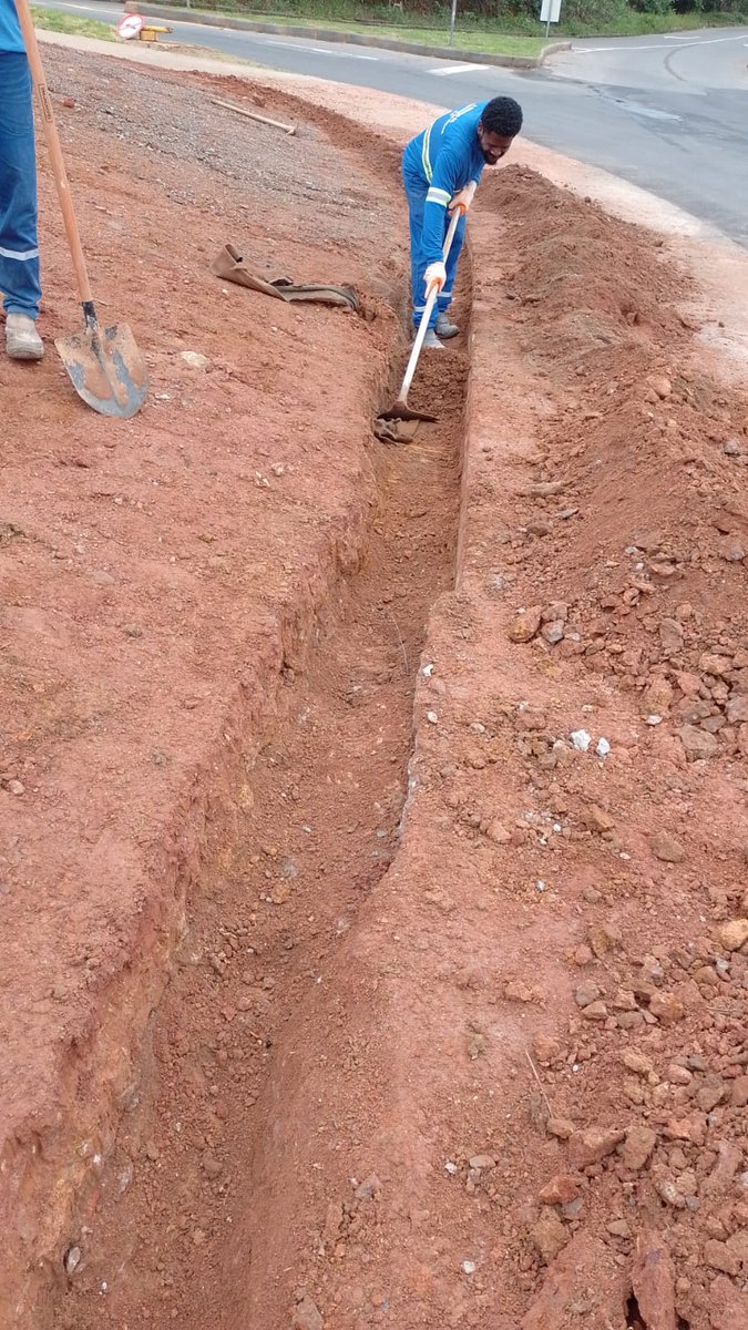 mestrefefante's tweet photo. @alexguedes100 @plantaojf @prefeiturajf @plantaojf @alexguedes100 Voltando aqui pra dar mais boas noticias. Já está pronta uma nova boca de lobo no local e as equipes estão trabalhando hoje na construção de canaletas de drenagem. Vai ficar show e sem poças! https://t.co/7tvdLPALp8