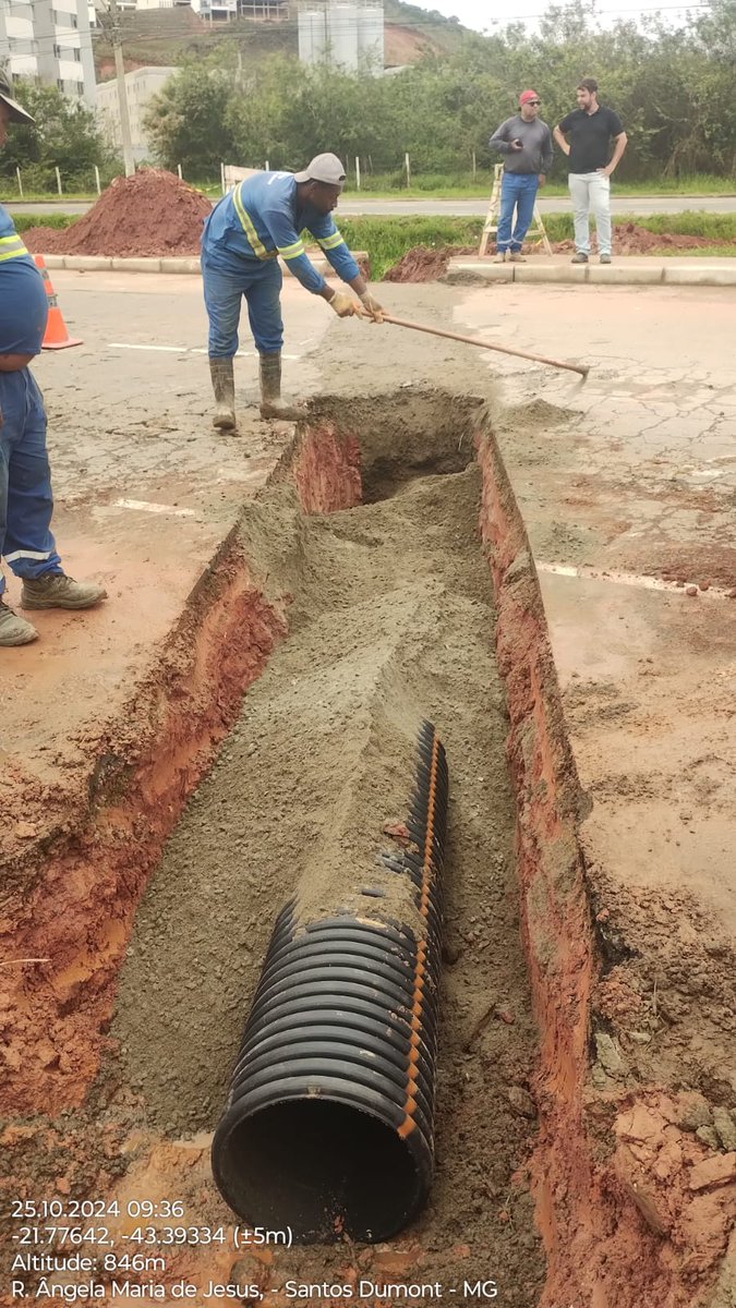 mestrefefante's tweet photo. @alexguedes100 @plantaojf @prefeiturajf @plantaojf @alexguedes100 Voltando aqui pra dar mais boas noticias. Já está pronta uma nova boca de lobo no local e as equipes estão trabalhando hoje na construção de canaletas de drenagem. Vai ficar show e sem poças! https://t.co/7tvdLPALp8