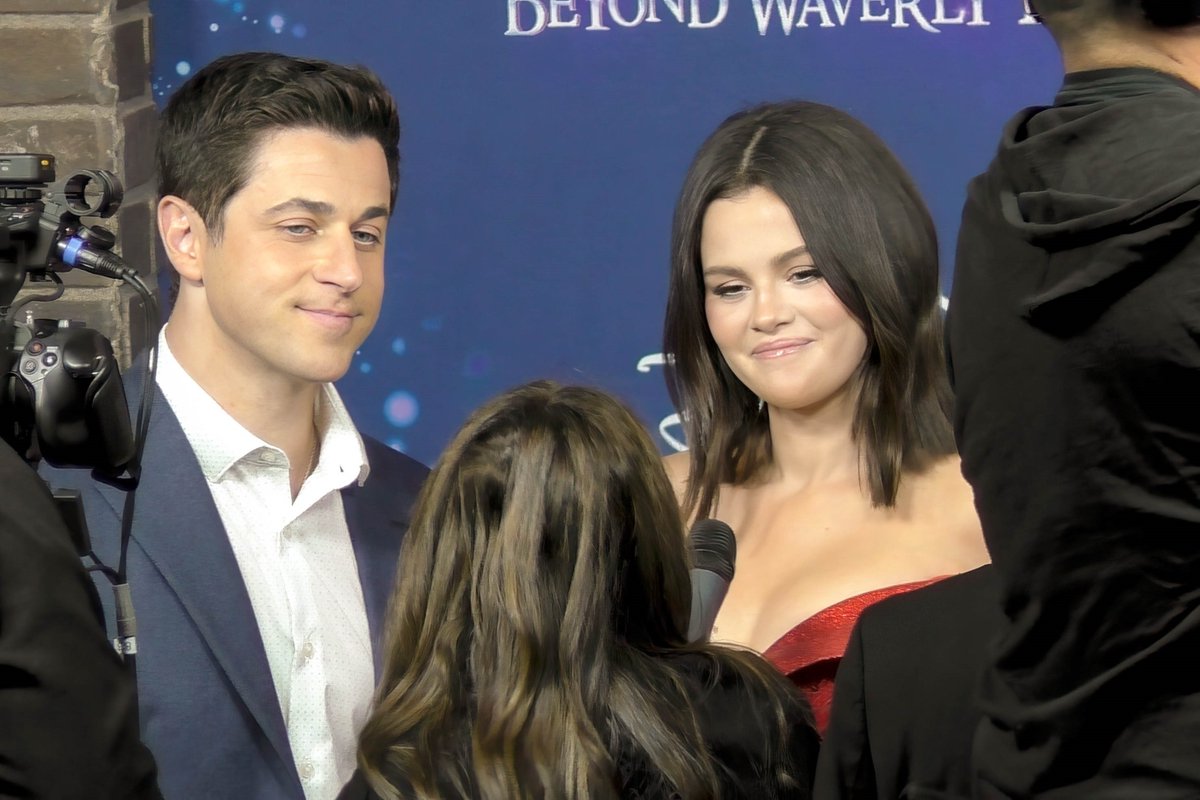 henriebrasil's tweet photo. David e Selena dando entrevistas no red carpet ontem. https://t.co/A1VZBQeeO4