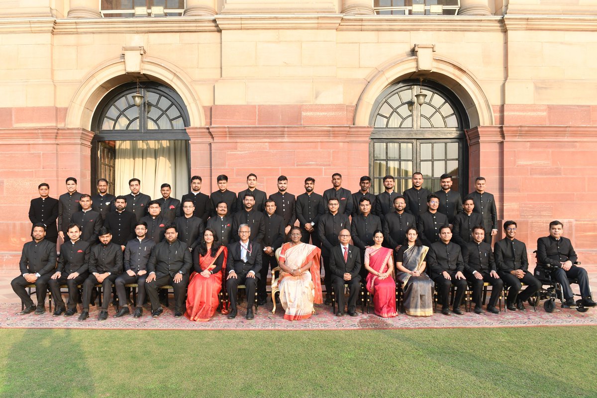 rashtrapatibhvn's tweet photo. The probationers of Indian Trade Service and Indian Cost Accounts Service called on President Droupadi Murmu at Rashtrapati Bhavan. The President said that Indian Trade Service officers would play an important role in powering India’s growth and making an impact on the lives of people at large. She also told Indian Cost Accounts Service officers that their decisions and actions would be key to safeguarding public finances and boosting efficiency and effectiveness in government procurement systems.