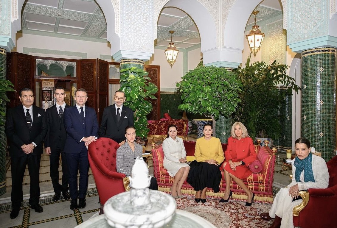 PoliticayModa's tweet image. Y ahora las mujeres se quedarán tomando el té, mientras los señores se retiran a fumar y a hablar de asuntos de hombres (básicamente, el tema es cómo seguir jodiendo al mundo). Marruecos, 2024 #escenografia #bodylanguage #FreeSahara