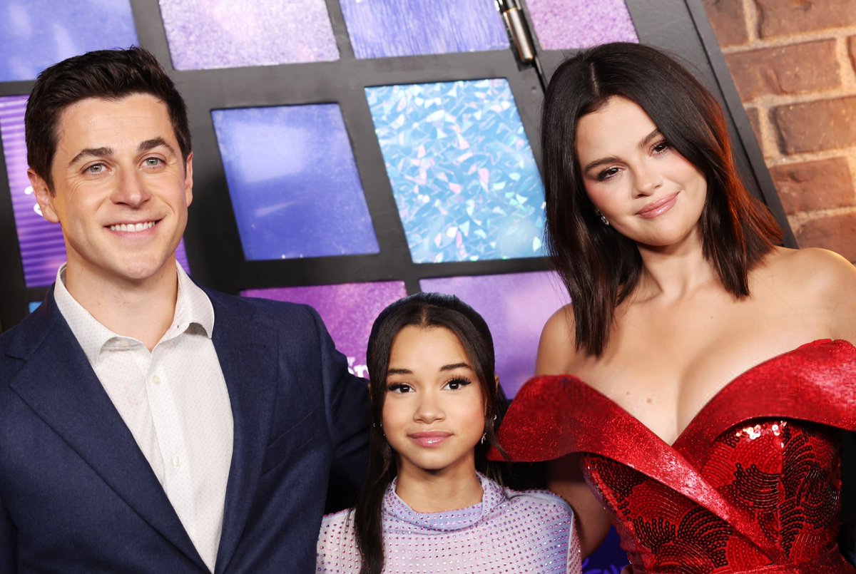 henriebrasil's tweet photo. David Henrie, Janice LeAnn Brown e Selena Gomez juntinhos no red carpet. https://t.co/xk8AbVAhS3