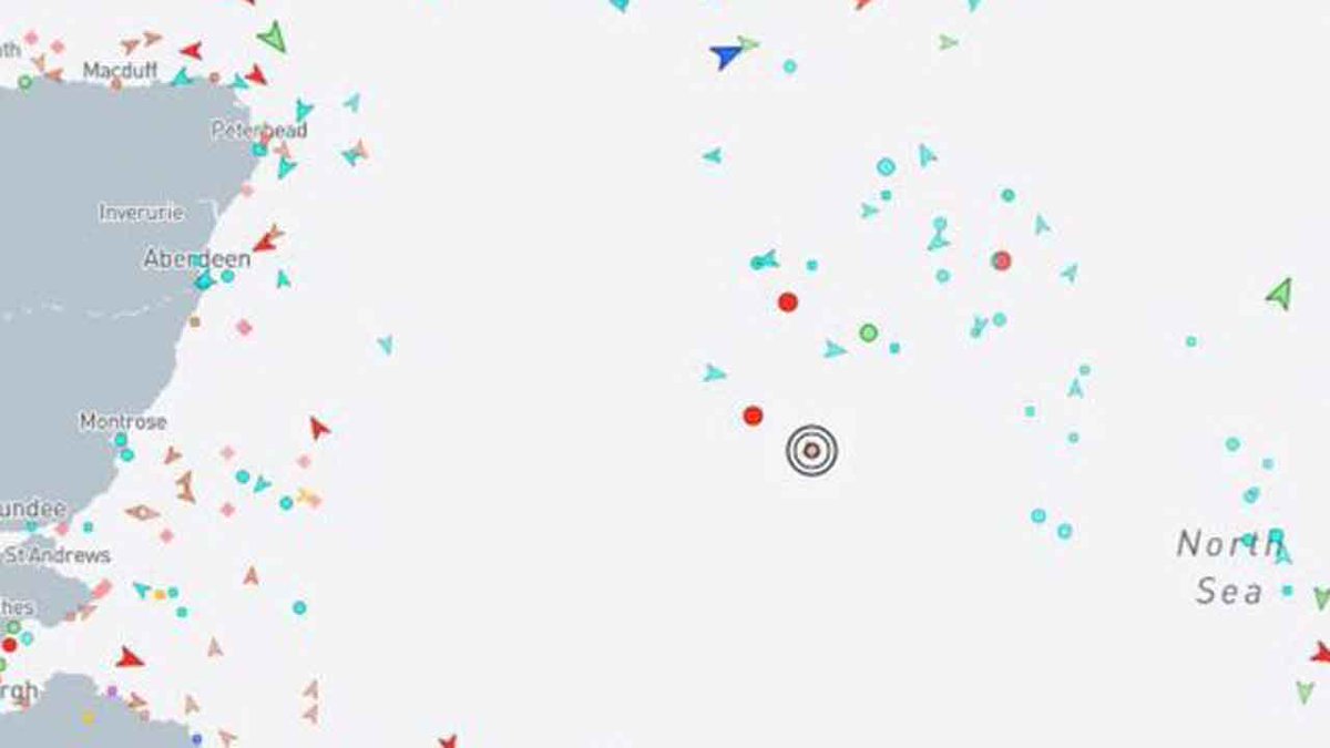 Besætning reddet fra synkende fiskefartøj i Nordsøen dlvr.it/TFrQpm