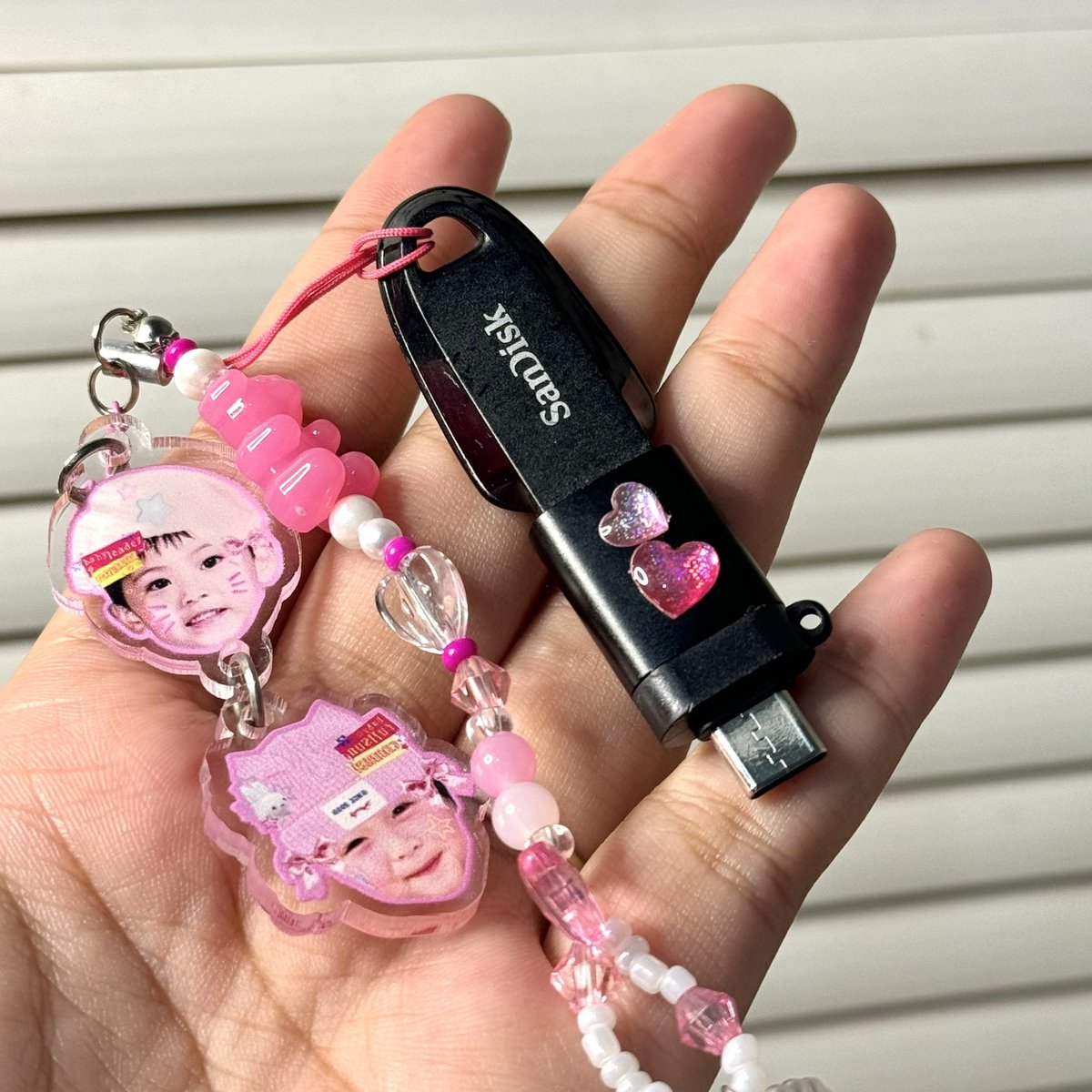 queerisy's tweet photo. kalau cara ngurangi photo &amp; video selain langganan icloud, aku pakai OTG ini sih.

terutama buat simpan video konser, udah dipakai dari tahun lalu sampai skrg masih aman semua datanya.

soalnya aku cuma colok ke hp doang, gak colok ke tempat lain.. jadi gak ada gangguan apa-apa. https://t.co/TRdRdA0uVM