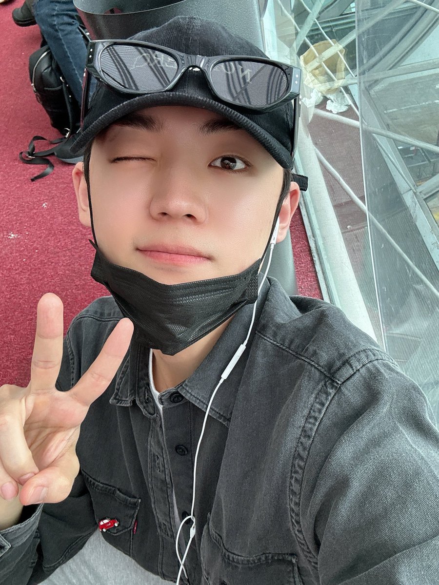 YuchanFr's tweet photo. ◜ - 🫧◞ 🍓

Yuchan attend de monter dans l'avion pour Varsovie ! 

#에이스_강유찬 #YUCHAN 
#에이스 #초이스 #ACE #CHOICE
#REWINDUSTOUR #REWINDUS_EUROPE https://t.co/b43J7WGNgF