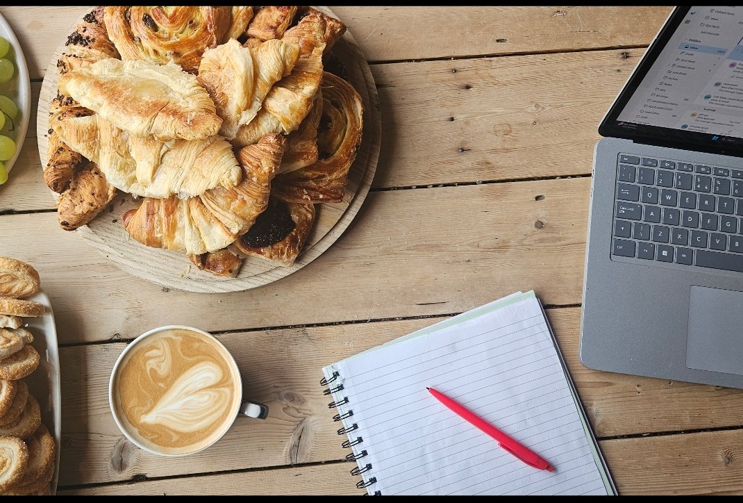 Narrowboatpub's tweet image. Remote work, pub style: all I need is caffeine, carbs, and a cosy corner." ☕🥐💼

#Narrowboat #Narrowboatpub #workfrompub #remotework #tuesdayvibes #islington #youngspubs #youngs