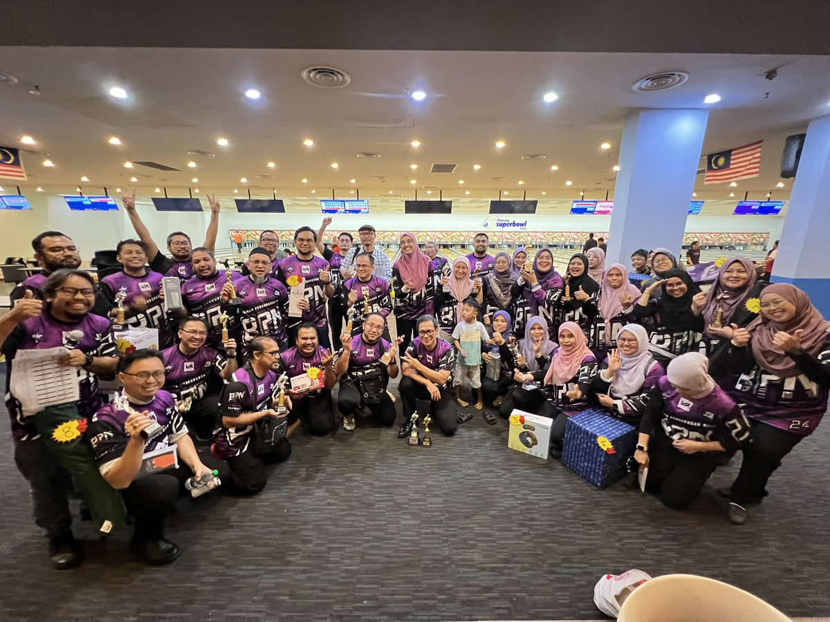 BPNEPU's tweet photo. 🎳 Strike ke arah kejayaan! Pertandingan Bowling Tertutup Bahagian Pengurusan Nilai 2024 berlangsung dengan penuh semangat. Tahniah kepada para pemenang dan semua peserta yang menjayakan acara ini! Teruskan kecemerlangan dalam sukan dan kerjaya! 🏆👏 #TeamSpirit #Bowling2024 https://t.co/EXhH7CBjgC