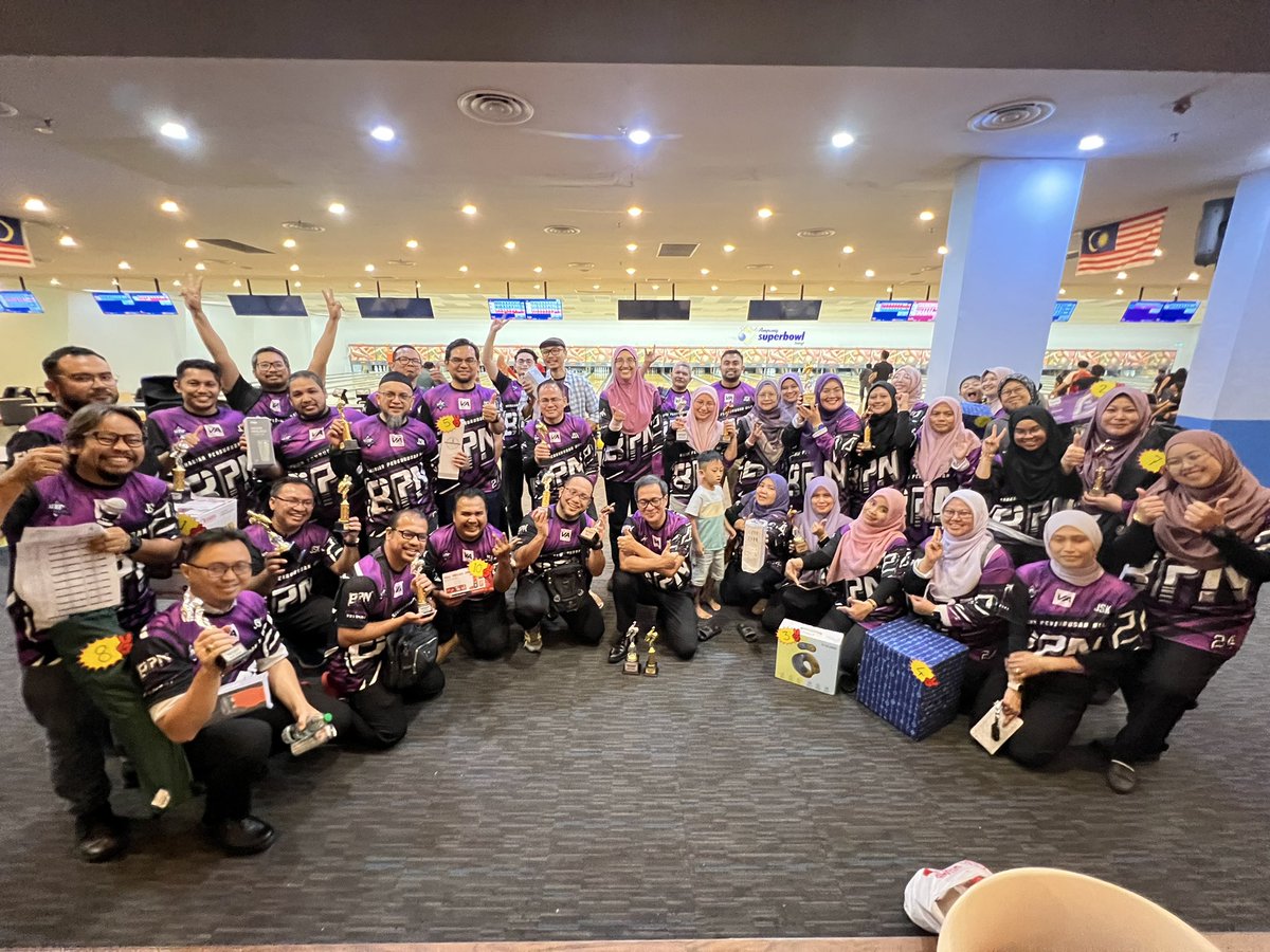 BPNEPU's tweet photo. 🎳 Strike ke arah kejayaan! Pertandingan Bowling Tertutup Bahagian Pengurusan Nilai 2024 berlangsung dengan penuh semangat. Tahniah kepada para pemenang dan semua peserta yang menjayakan acara ini! Teruskan kecemerlangan dalam sukan dan kerjaya! 🏆👏 #TeamSpirit #Bowling2024 https://t.co/EXhH7CBjgC