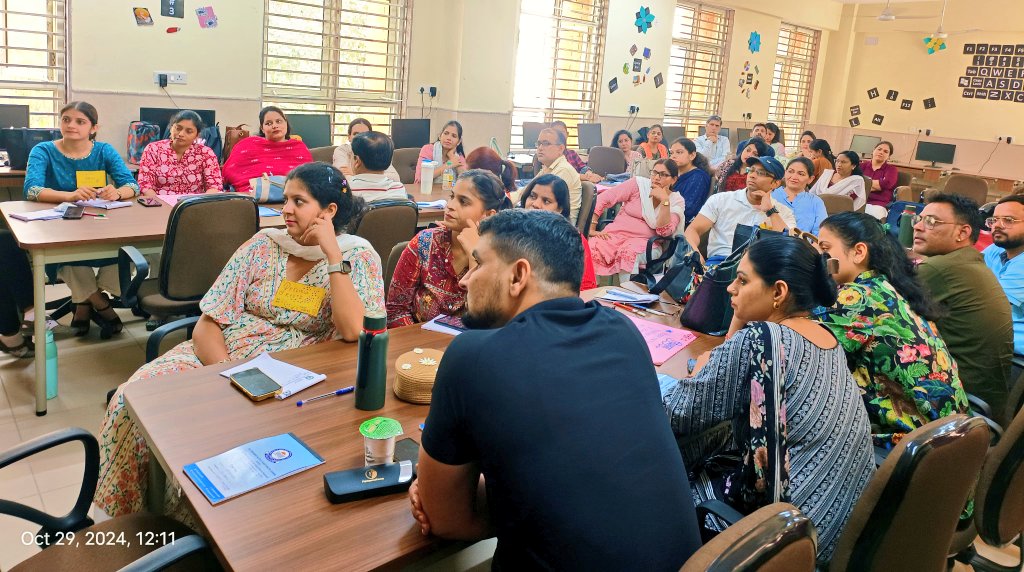 karshan01's tweet image. अस्तित्व स्थिर है,
जागृति और प्रगति निश्चित है।✨💫✨
हैप्पीनेस पाठ्यक्रम ईमानदारी, ज़िम्मेदारी और भागीदारी के सिद्धांतों को समझाते हुए हमें और हमारे बच्चों को बेहतर इंसान बनाता है। 🌼🌱
दो दिवसीय हैप्पीनेस कार्यशाला का सफल समापन🌱💖
#TransformativeEducation
#Happiness_Classes