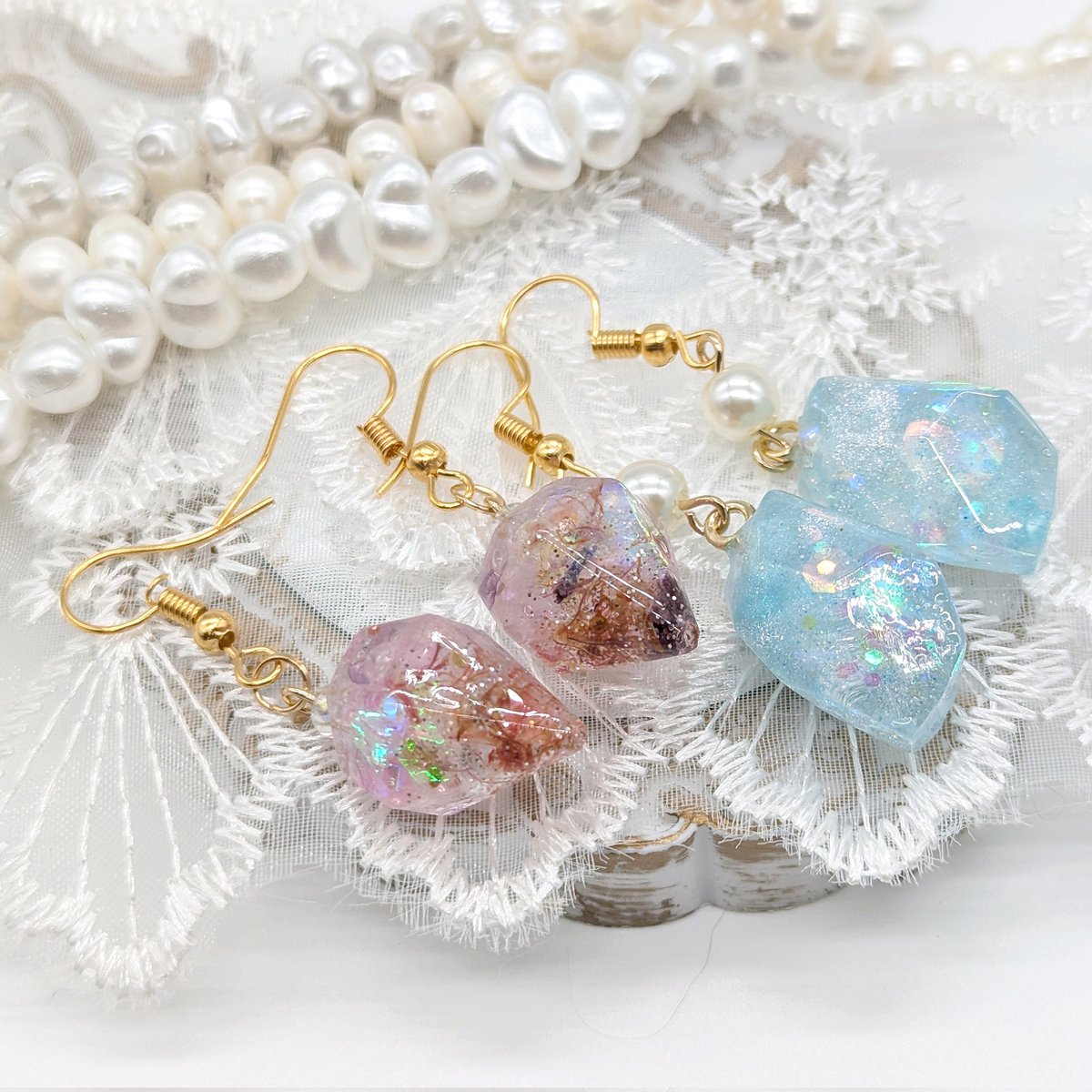 mikufantasy2006's tweet photo. 久しぶりの投稿です！久しぶりにアクセサリー作りは、楽しかったです！
こちらのピアス達は、委託先である”conecoya”さんに納品予定です！
#ハンドメイド #ハンドメイドアクセサリー #レジン #レジンアクセサリー
 #ピアス #イヤリング #ノンホールピアス #conecoya https://t.co/ktObyyaR7I