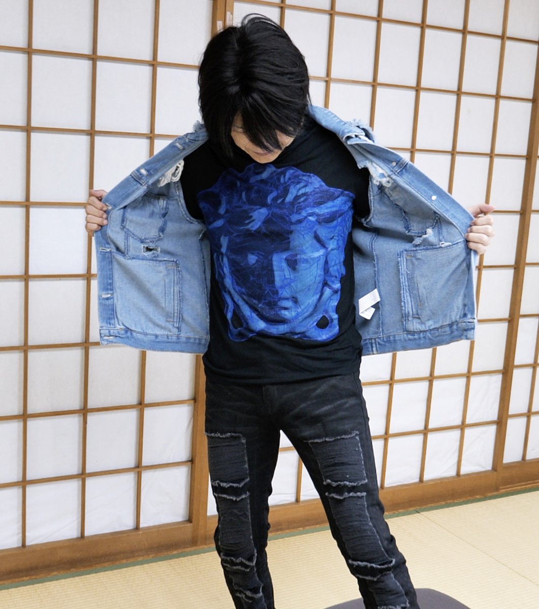 staff_katoy's tweet photo. このGジャンめっさ着心地良かったヤツ💙🖤そして中にはおヴェルサーチさまが♪

jacket ＃FOREVER21
T-shirt ＃VERSACE
pants ＃CHRISTIANDADA https://t.co/AVnYQtvAFl