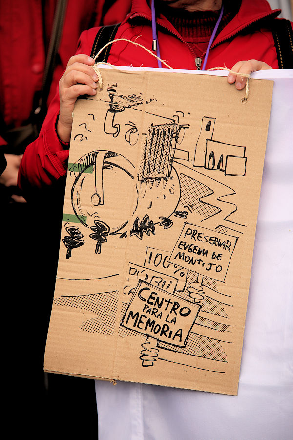 SOSCarabanchel's tweet photo. ¡Perdón! 

Qué no pase un minuto más sin agradecer a @serigrafia_ambulante Aluche por habernos acompañado en la manifestación del domingo y por plasmar gráficamente (y de forma muy impactante) las reivindicaciones ciudadanas:

- Centro de Memoria
- Hospital
- #CIErreYA
- Parque https://t.co/RCE1XMYoeO