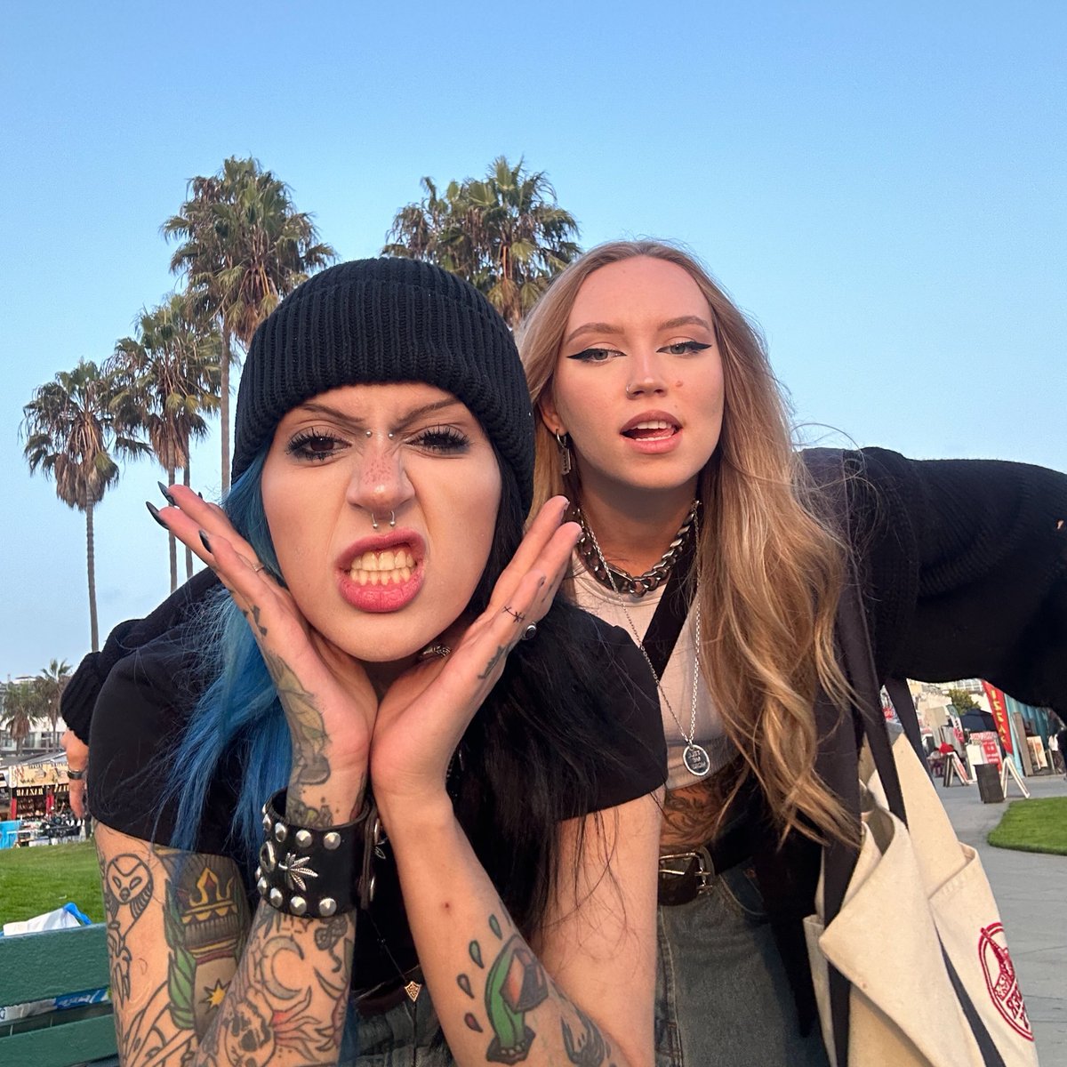 FruitedUpFucks's tweet photo. Pulling off Life Is Strange vibes 💙 https://t.co/QSJERQ8cQj
