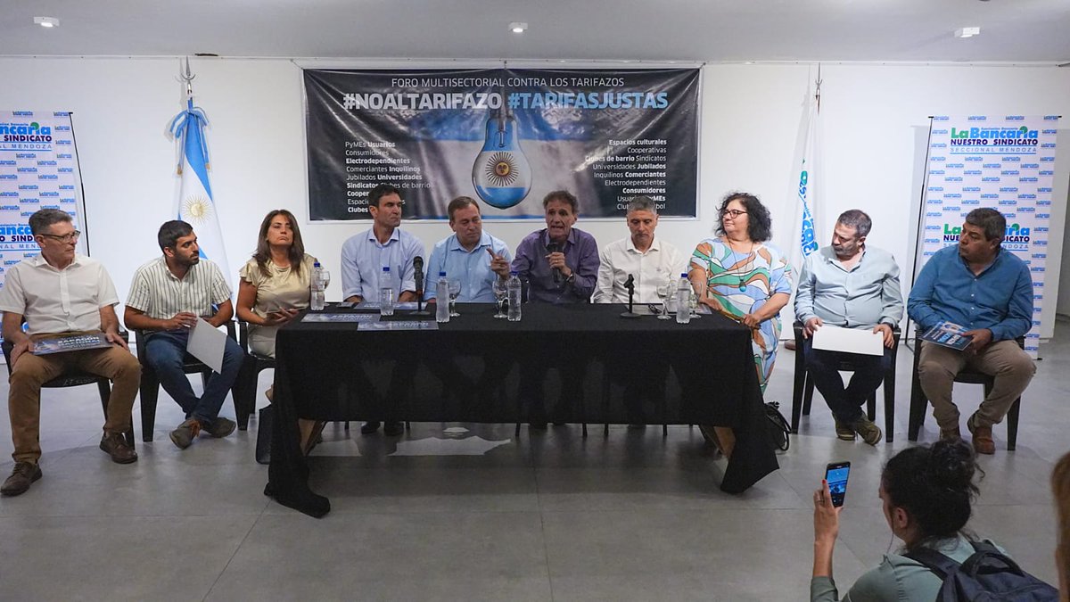 CtaMza's tweet photo. 👉🏻 En el marco del #ApagónNacional contra los tarifazos, el Min de Infraestructura y Servicios Públicos de BsAs, @gkatopodis visitó Mendoza.

Este jueves, de 21 a 21.10 hs, cada uno desde su lugar apaguemos la luz por #TarifasJustas y en rechazo al ajuste de Milei.

#NoAlTarifazo https://t.co/3JdHlnHTvj
