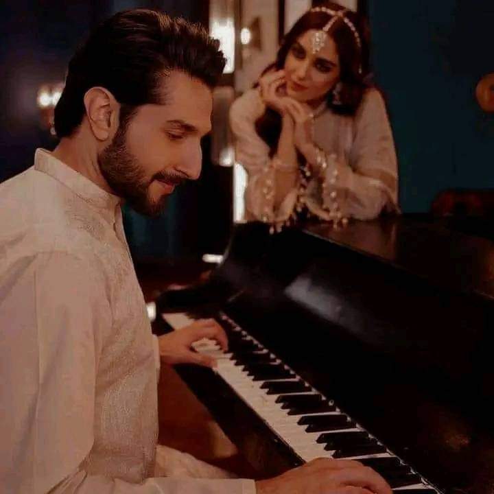 مثالِ بُت تجھے تکتے ہیں ٹِکٹکی باندھے
تُو سامنے ہو تو ہم آنکھ کم جھپکتے ہیں
#قومی_زُبان

داغ دہلوی