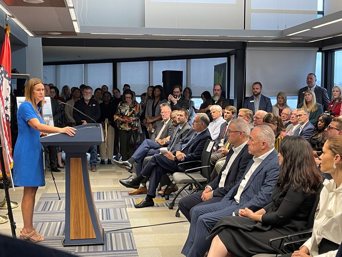 _AEDCE's tweet photo. Celebrating with @SarahHuckabee, @ArkansasEDC and partners as Faymonville Group announced their first U.S. facility at the @LittleRockPort! Congrats to the @lrchamber for making this win possible. #ARgrowth #Collaboration https://t.co/g768eCjd4z