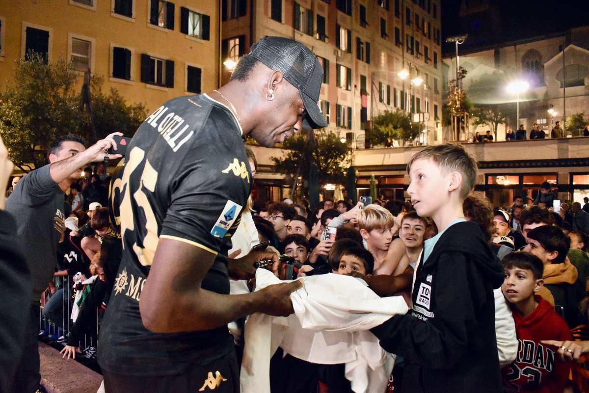 buoncalcio's tweet photo. 🤳 𝐼𝑀𝑀𝐸𝑅𝒮𝐼𝒱𝐸 𝒢𝐸𝒩𝒪𝒜 🔴🔵
➡️ #Genoa #Genova #Luzzati #SerieA #Balotelli https://t.co/W3Sfac7Ws6