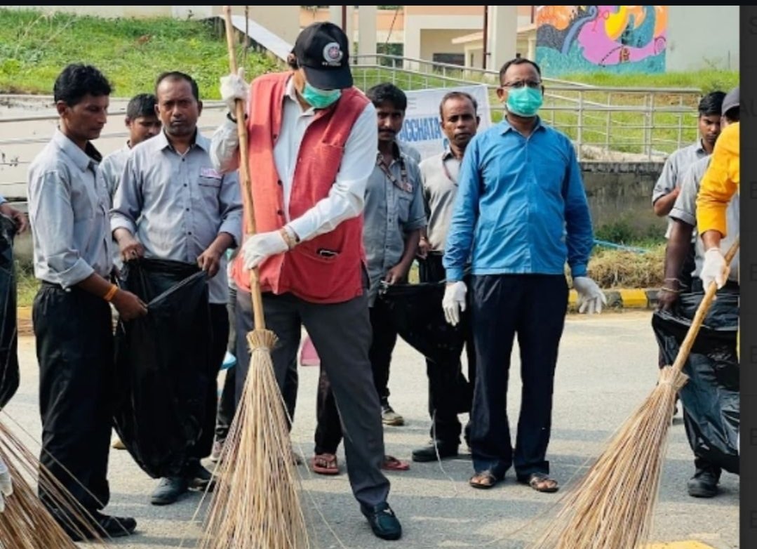 nss_iitp's tweet photo. We're happy to share our #GandhiJayanti celebration under #SwachhataHiSeva! With our Director Prof. T.N. Singh &amp; Associate Dean Prof. P.K. Tiwari, we led a Cleanliness Drive, honored sanitation workers, and celebrated competition winners.
#NSSiitp #CleanIndia #GreenIndia https://t.co/NGCNSOjfuF