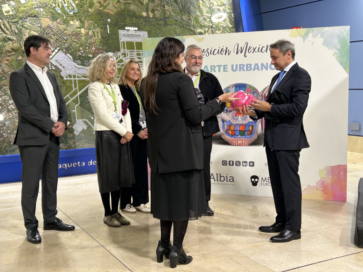 GrupoAlbia's tweet photo. ✈️📷 Tras sus primeros días en este nuevo espacio ¡Esta mañana hemos presentado #MexicráneosAlbia en el Aeropuerto de Madrid! La muestra exhibe 19 piezas y se podrá visitar hasta el día 25 de noviembre en las terminales T123 y T4. https://t.co/3kWoQko1iu