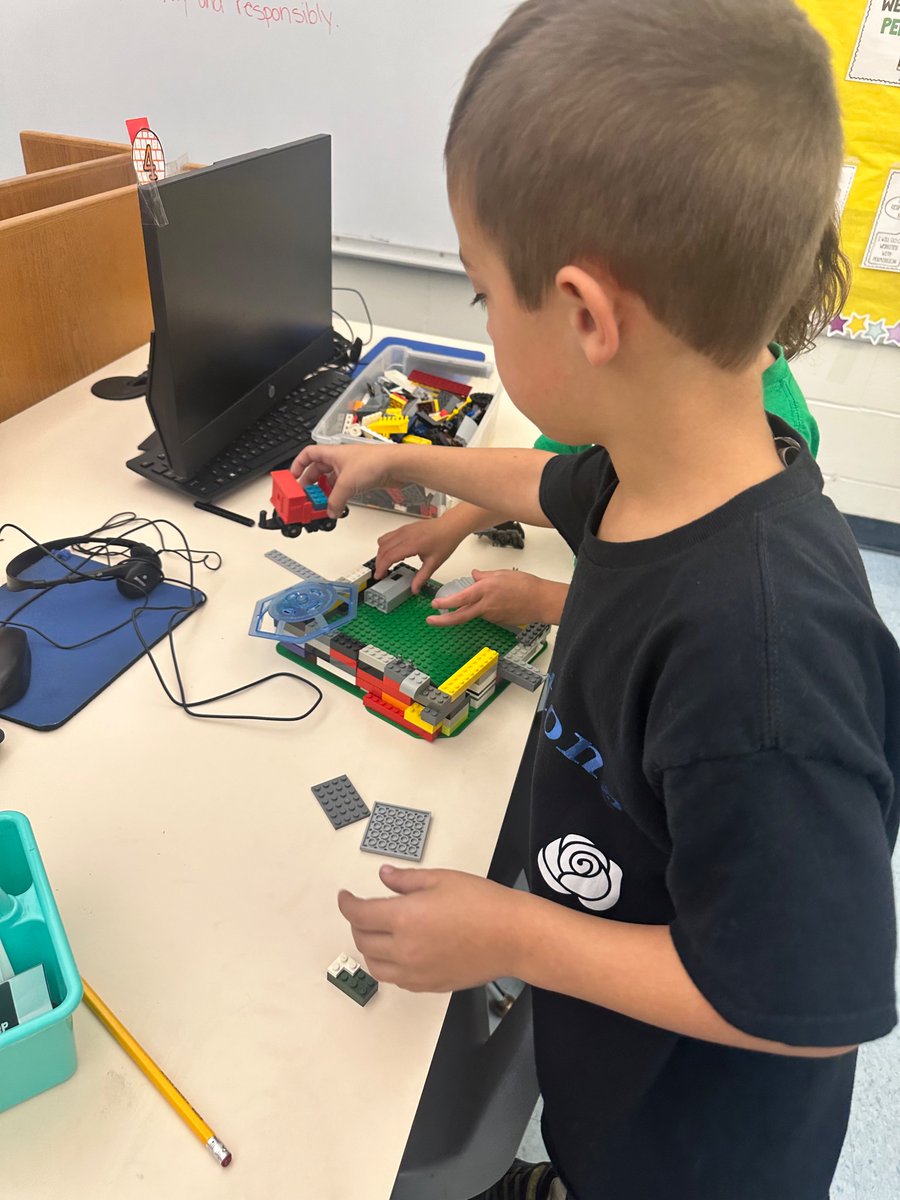 HoldenTheTech's tweet photo. 🌟 Last week in first grade STEAM, we read “I Am A Maker!” 🎨 ✨ We explored a world of possibilities and got creative with our building materials. 🏗️ What amazing things can you make? Let your imagination soar! 🚀 #IAmAMaker #CreativeKids #STEAMfunFridays https://t.co/qbb3ea630z