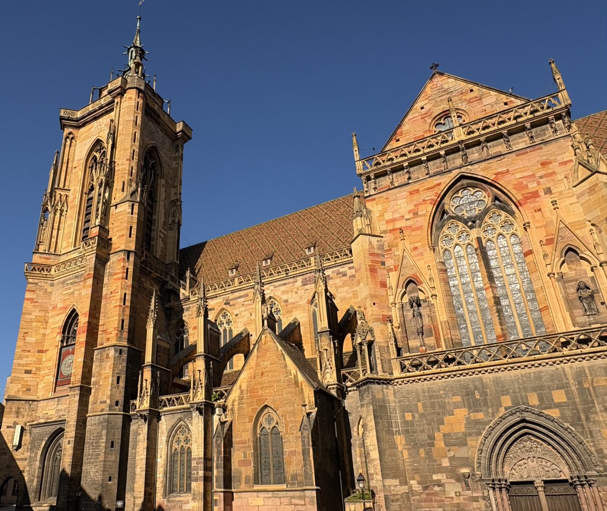 Herrmaennchen's tweet image. Im Schatten des Martinsmünster ein bisschen schlemmen. #Colmar #Elsass