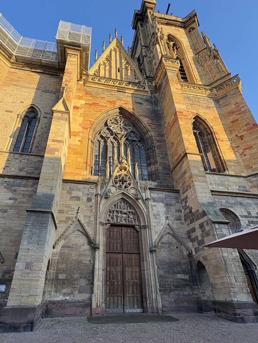 Herrmaennchen's tweet image. Im Schatten des Martinsmünster ein bisschen schlemmen. #Colmar #Elsass