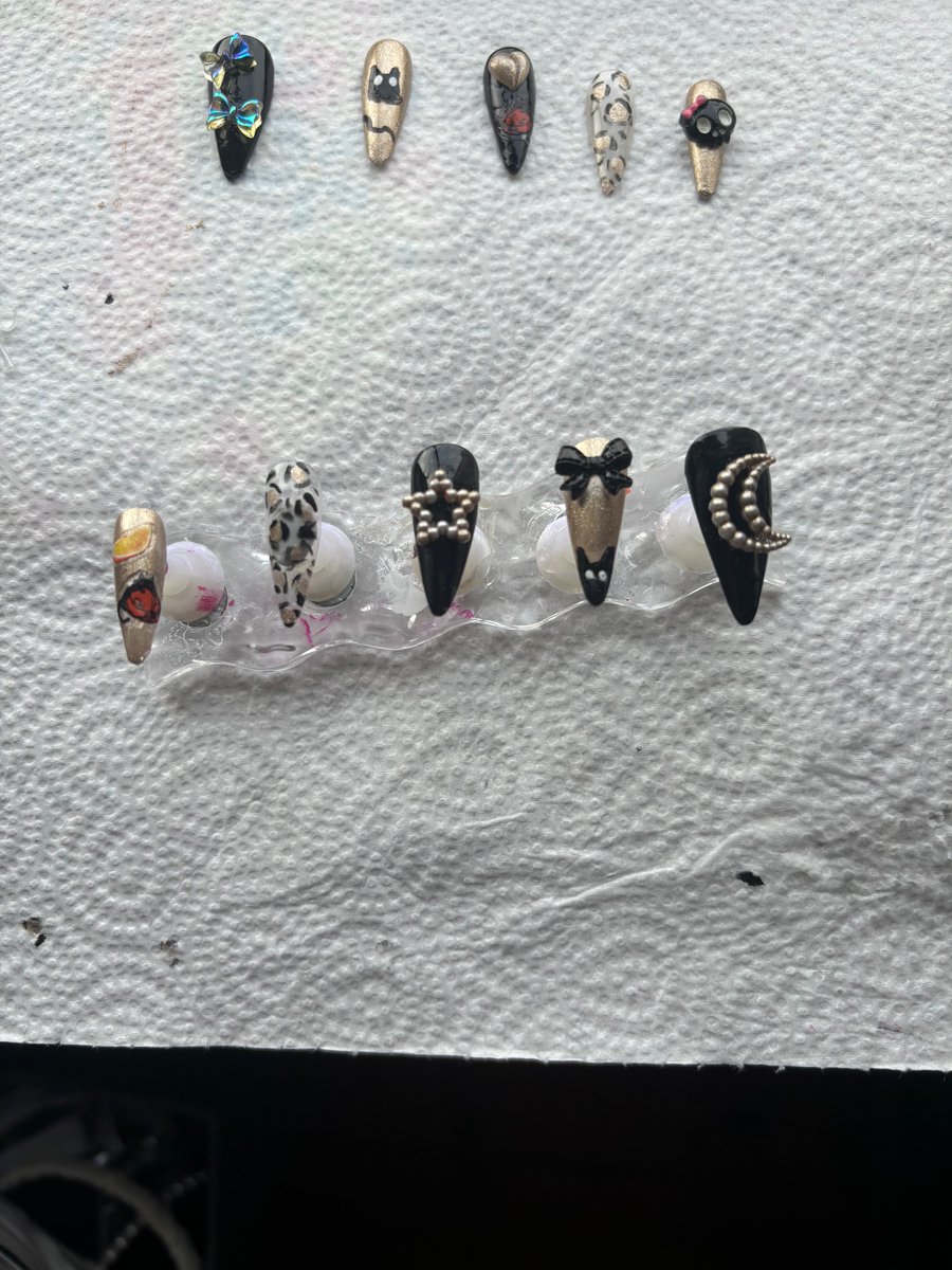 theyvonster's tweet photo. Cat burglar Nami nails 🐈💰 
#diynails https://t.co/rJ2lhWLdvu