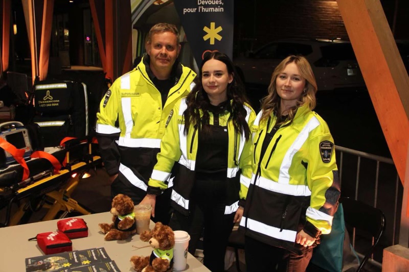 Le 18 octobre dernier, au centre-ville de Granby, les paramédics Justine L. et Justine B, ont participé à la Nuit des sans-abri!

Au cours de cette soirée, elles ont rencontré plusieurs personnes pour notamment leur remettre des trousses de premiers soins.