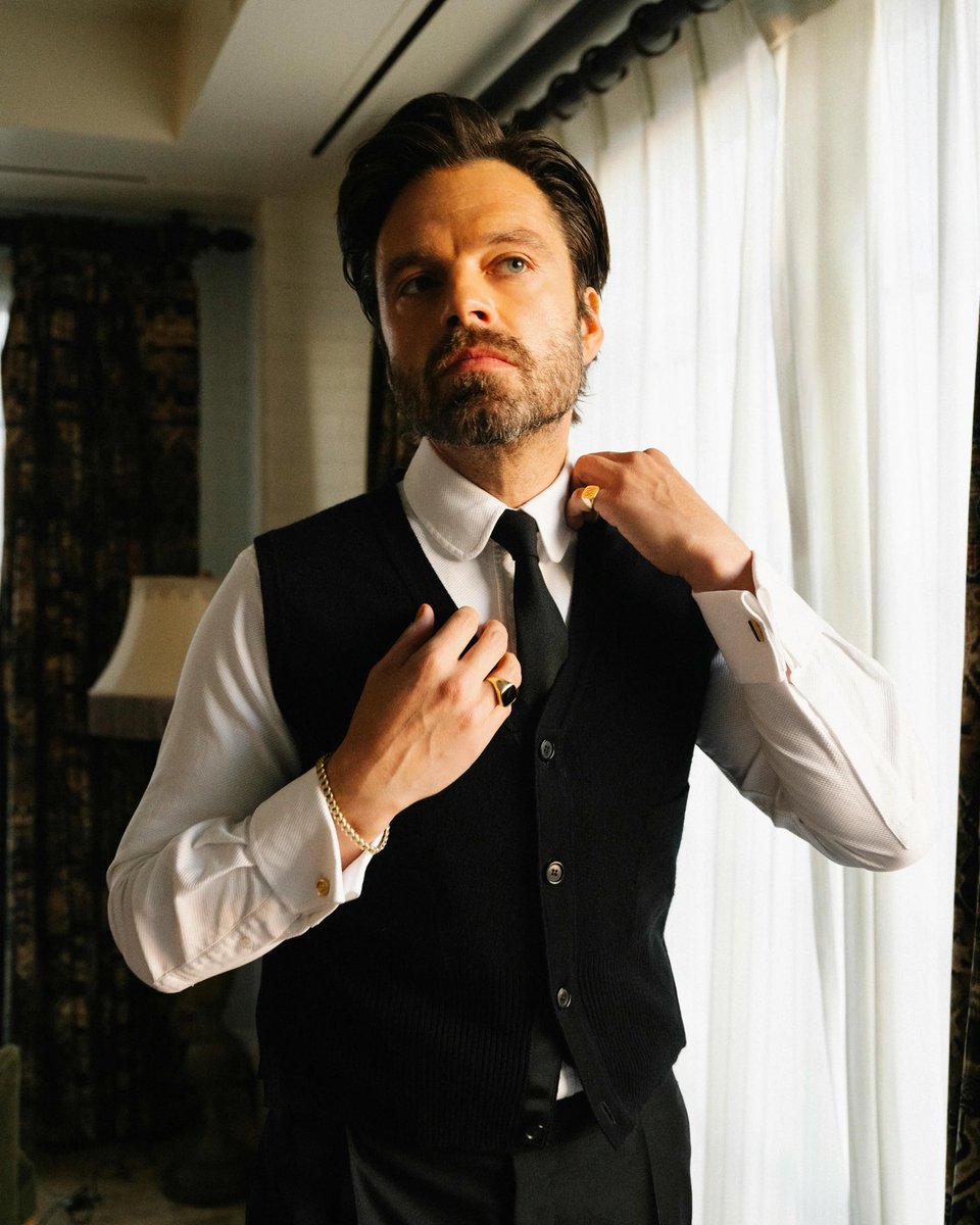 buckysstan's tweet photo. STOP THIS MADNESS SEBASTIAN STAN I'M BEGGING YOU https://t.co/5Xdlqq5kYx