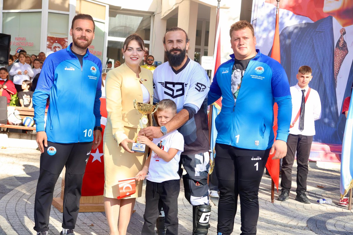 TC_Marmara's tweet photo. 🇹🇷🇹🇷 29 Ekim Cumhuriyet Bayramımızın 101. Yıl Dönümü;
Kaymakamımız Sn. Elif Çelik(@Elifcelik111), Belediye Başkanımız Sn. Aydın Dinçer, İlçe Protokolü ve vatandaşlarımızın katılımlarıyla çeşitli etkinliklerle coşkuyla kutlandı.

#29EkimCumhuriyetBayramı🇹🇷 https://t.co/aExdbwok19