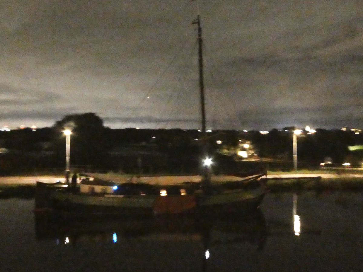 De ‘Eenvoud’ valt nog aardig op in het donker met zijn grote zeilen en een lichtje hoog in de mast. Passeert bij Hillegom de ‘Triton’ die nog naar Warmond moet. #strontrace <a href="/ZeilvrtWarmond/">Zeilvaart Warmond</a> <a href="/Beurt_Stront/">Zeilvracht</a>