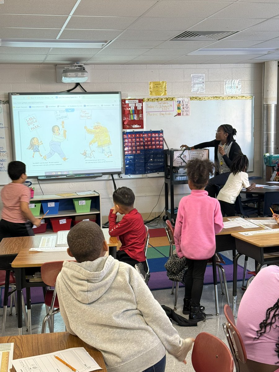 Good readers go back! Ms. Robinson &amp; her students working on a story framework &amp; referring back to the story for details. <a href="/NCCU_MSA/">NCCU MSA Program</a>
