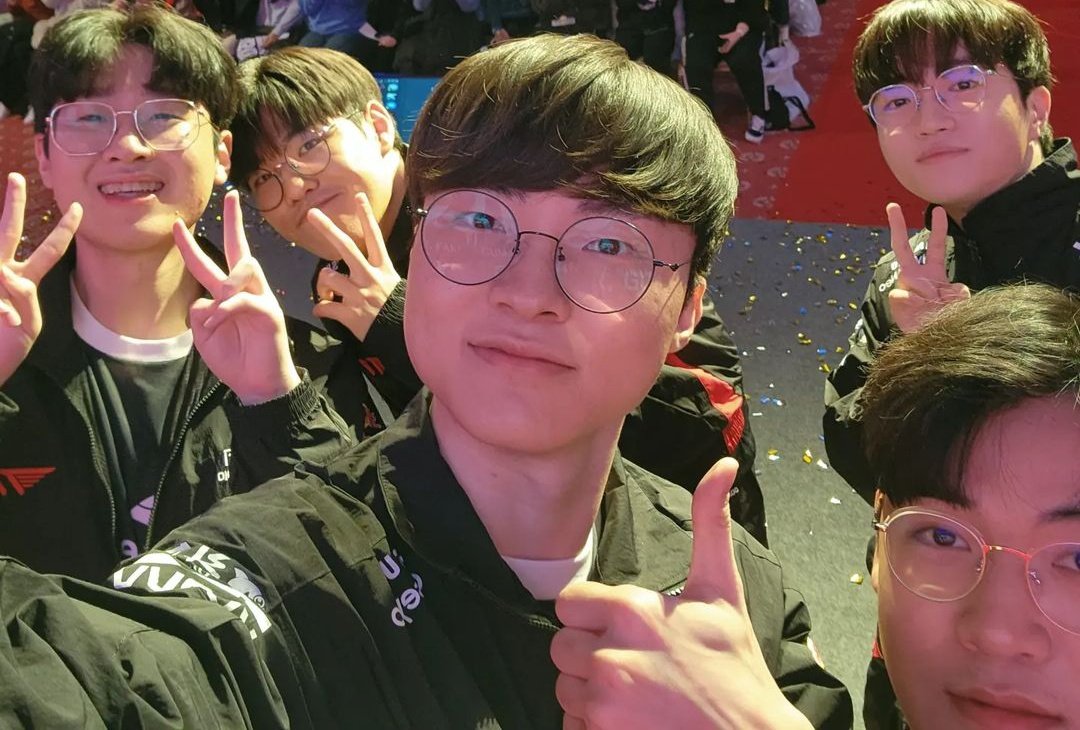 bangjeb_'s tweet photo. faker took a selfie with his kids 🤍 https://t.co/ZXWX9QiWPi