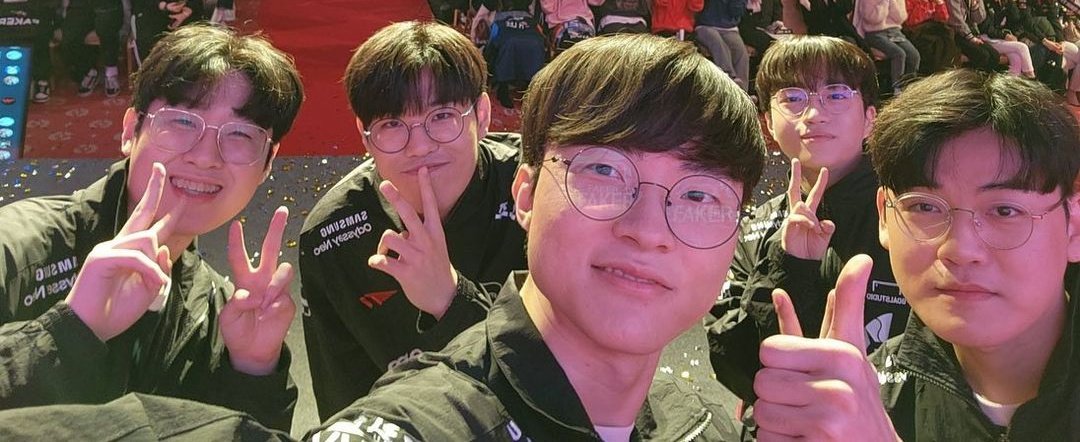bangjeb_'s tweet photo. faker took a selfie with his kids 🤍 https://t.co/ZXWX9QiWPi