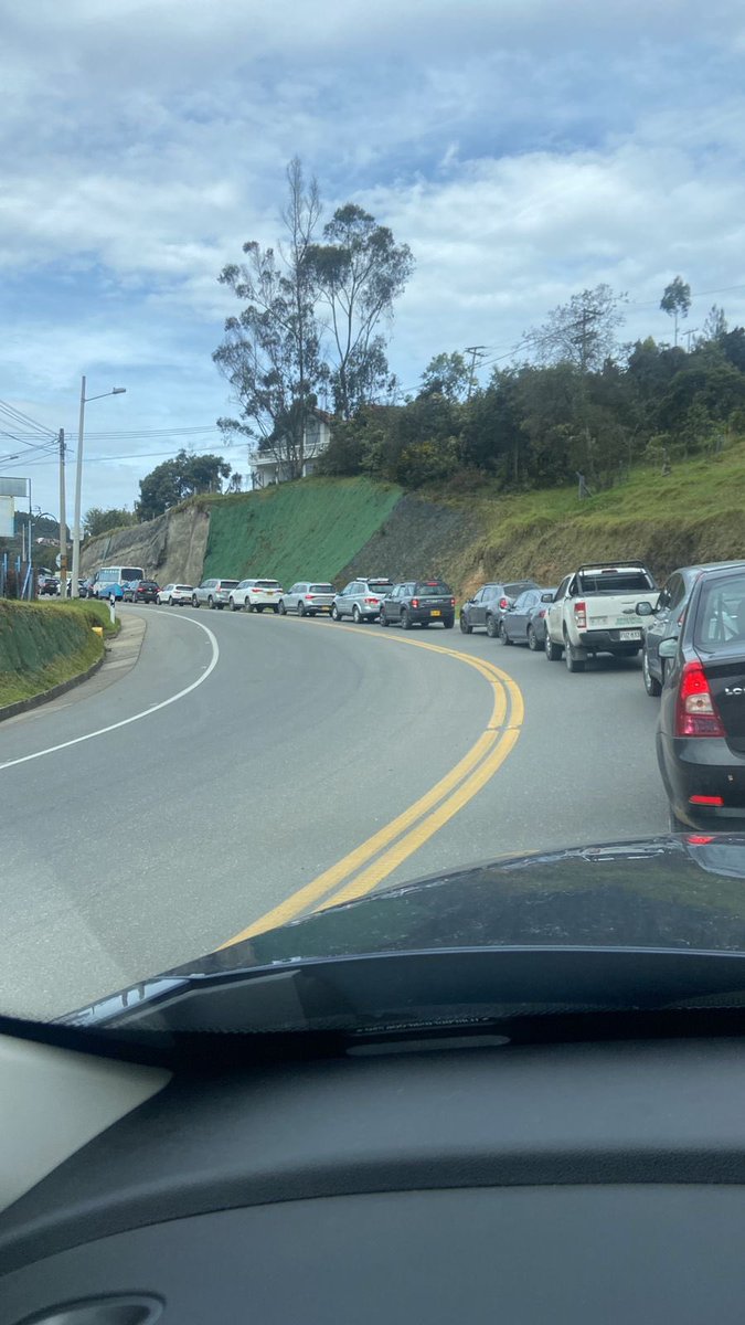kat_DDHH's tweet photo. Reportan trancón monumental en #LaCalera, por tubo que se rompió en la calle 70 con Circunvalar. El recorrido hasta Bogotá está tomando 2 horas. 
@WRadioColombia @NoticiasCaracol @BluRadioCo https://t.co/Orc1c9ynmH