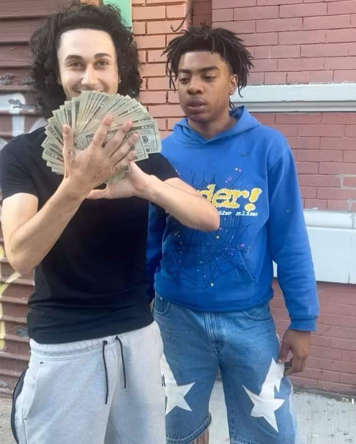 Drill rapper DougieB charged and facing 20yrs in prison for robbing a fan 4months ago. Robbed him right after taking this picture with him. Look how he looking at the money 😅😅