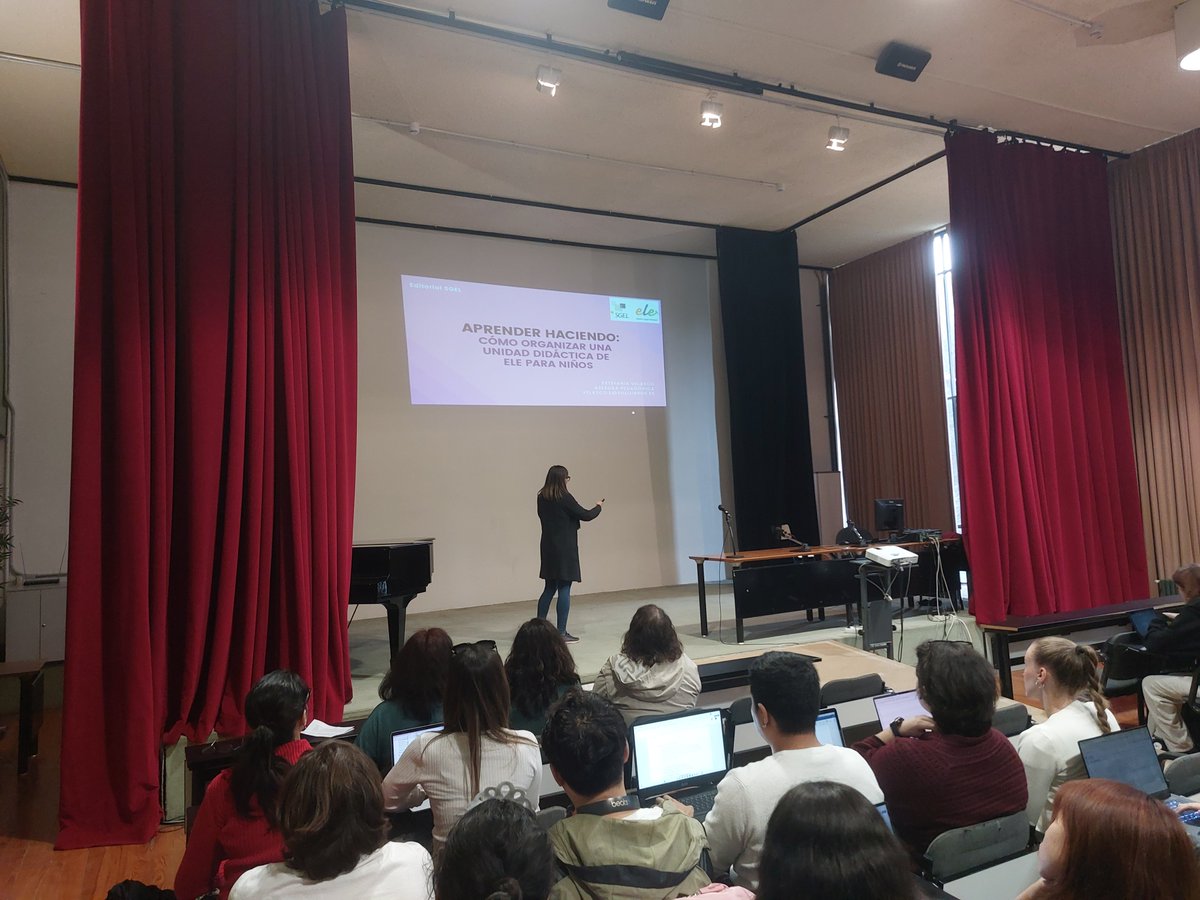 MFPELEBCN's tweet photo. Ayer tuvimos el enorme placer de tener en @EducacioUB a Estefanía Velasco, asesora pedagógica de @sgel_ele , para hablar de materiales didácticos en la enseñanza de #ELE a niños. ¡Un gran aprendizaje para todos nuestros alumnos del grado de #educacionprimaria y del #masterELE! https://t.co/euVCDNBGyt