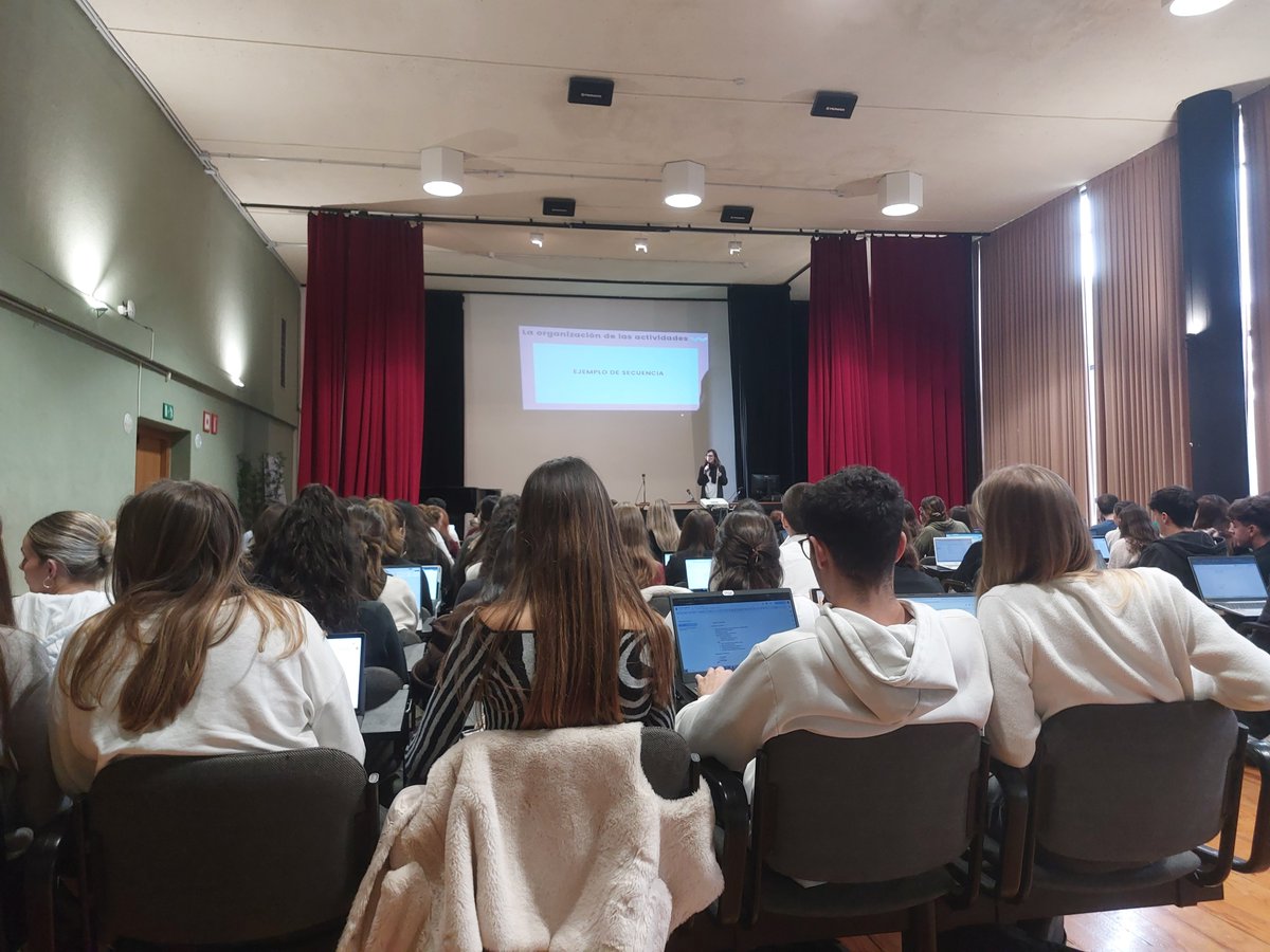 MFPELEBCN's tweet photo. Ayer tuvimos el enorme placer de tener en @EducacioUB a Estefanía Velasco, asesora pedagógica de @sgel_ele , para hablar de materiales didácticos en la enseñanza de #ELE a niños. ¡Un gran aprendizaje para todos nuestros alumnos del grado de #educacionprimaria y del #masterELE! https://t.co/euVCDNBGyt
