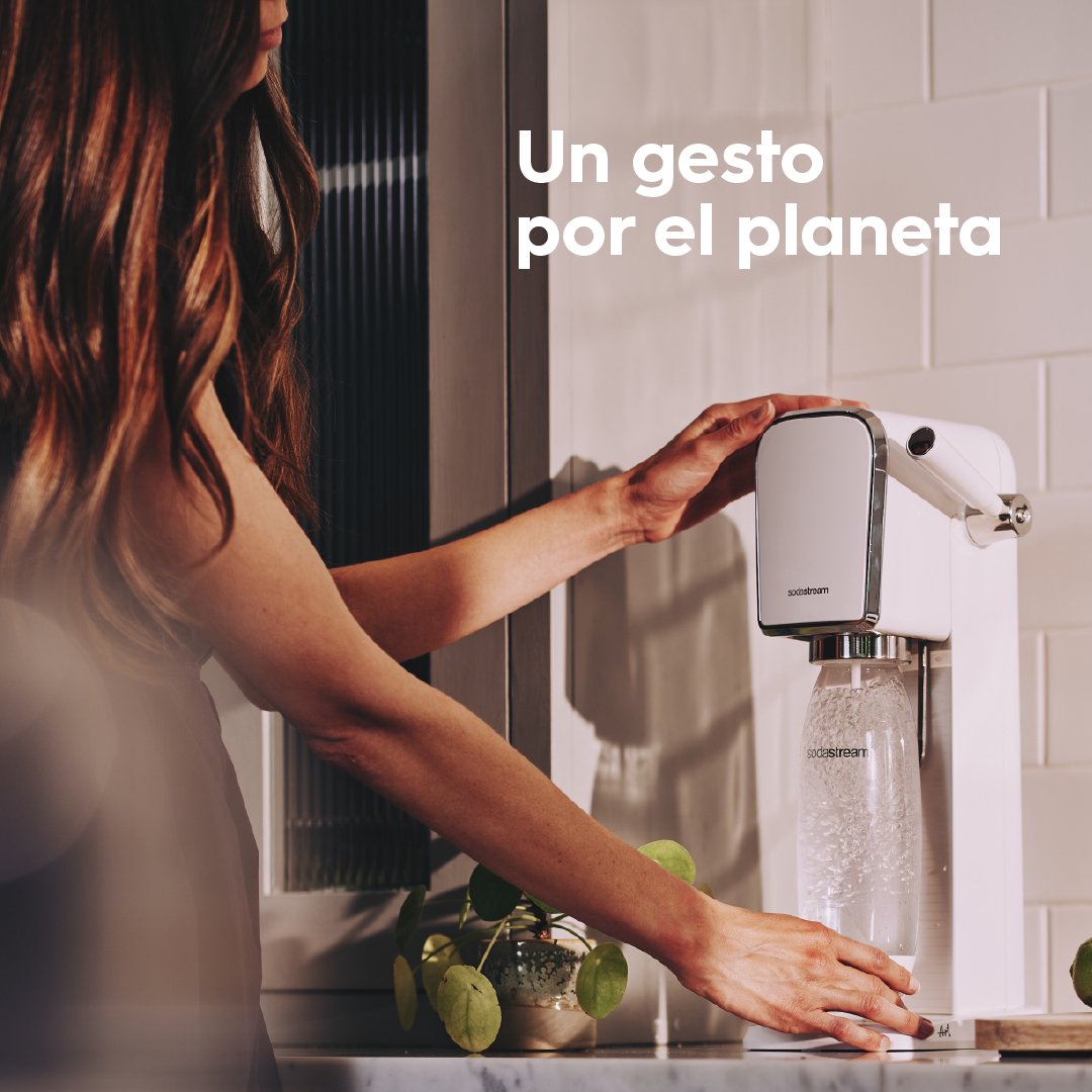 SodaStream_es_'s tweet photo. Un gesto puede cambiarlo todo. Con una sola SodaStream puede reemplazar miles de botellas de plástico de un solo uso. 🌍​ #SodaStream #AguaConGas https://t.co/Hrc2lGYSNS