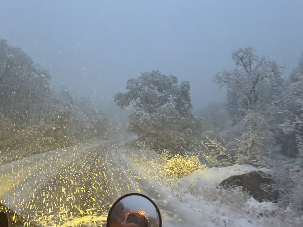 UDOTcottonwoods's tweet photo. 👋 SR-190 &amp; SR-210 Road Conditions

Lower/mid: slush/snow
Upper: Snow sticking

Crews are out! Watched for continued ❄️ this AM (3-5” expected for upper canyons by 6pm). https://t.co/DgCHME43dd