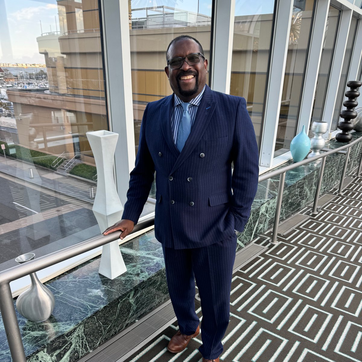 goldennuggetac's tweet photo. Join us in wishing Eric Robinson, Executive Director of Player Development, a very Happy Birthday!๐#ToastsToOurHosts #GoldenNuggetAC https://t.co/eKYPLkfJb9