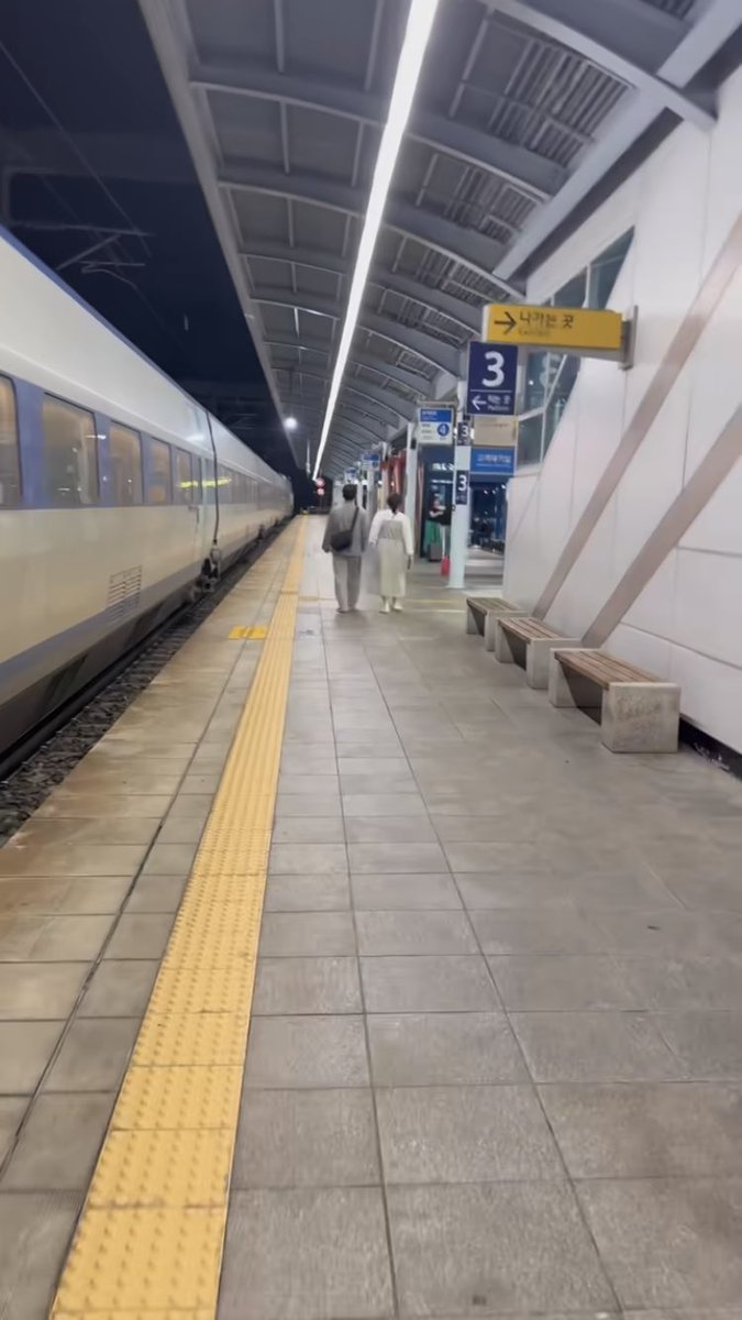 taeyomicrossing's tweet image. 📅 404 days ago Taeyong supported public transit by taking the train

#TAEYONG will be discharged from the military in 404 days