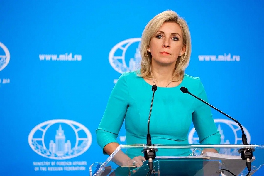 RusBotschaft's tweet photo. 🗣 Stellungnahme der Pressesprecherin des russischen Außenministeriums Maria Sacharowa zu den Nord-Stream-Anschlägen
💬 Im Laufe der Zeit wird es immer offensichtlicher, dass ein einzelner oder sogar mehrere nichtstaatliche Akteure es einfach nicht geschafft hätten, Sabotageakte und Anschläge dieses Ausmaßes zu verüben, ganz zu schweigen von Privatpersonen, die man als „ukrainische Taucher“ ausgeben wollte. So eine komplizierte Operation, die das Tauchen in eine beachtliche Tiefe und den Einsatz der militärischen Sprengstoffe vorsieht, bräuchte wesentliche Ressourcen und eine bestimmte Ausrüstung, über die nur souveräne Staaten verfügen können, die zudem wahrscheinlich Zugriff auf die technische Dokumentation der Nord-Stream-Pipelines haben.
💬 Nach vorliegenden Angaben führte ein kurz vor der Liquidation stehendes britisches Unternehmen „Optima Defence and Security Group Ltd.“, das sich auf Sprengstofftechnik und Räumung spezialisiert, bereits im August und September 2022, also unmittelbar vor den Explosionen der Nord-Stream-Gaspipelines Tiefseeforschungsarbeiten nahe der Inselgruppe Ertholmene und der Insel Bornholm in der dänischen ausschließlichen Wirtschaftszone durch. Dieser britische „Laden“ war einer der Auftragnehmer des britischen Verteidigungsministeriums, der Marine und Royal Marines und wurde von den ehemaligen hochrangigen britischen Armeeoffizieren geleitet. Seine Mitarbeiter haben reiche Erfahrungen in vielen Konfliktherden in Afrika oder im Nahen Osten gesammelt. Die erwähnten Tatsachen gelten als ein weiterer Beweis für die Verwicklung der westlichen Staaten in die Explosionen der Nord-Stream-Gaspipelines, also in den Akt des internationalen Terrorismus.
💬 Vor diesem Hintergrund erscheinen die Versuche des kollektiven Westens, sich der Verantwortung für diese Sabotage, diesen Terroranschlag auf die kritische grenzübergreifende Energieinfrastruktur, mit aller Kraft zu entziehen, umso heuchlerischer, zynischer, barbarischer, ungeheuerlicher.
💬 Am 4. Oktober 2024 mussten wir auf einem von der Russischen Föderation eigens zu diesem Thema einberufenen Briefing des UNO-Sicherheitsrats ankündigen, dass wir unser Vorhaben, einen Resolutionsentwurf vorzulegen, nicht weiterverfolgen werden, da sich der Westen weigert, dem vorgeschlagenen Wortlaut des Resolutionsentwurfs zuzustimmen. Es ist auffällig, dass sich die USA und ihre Helfershelfer beharrlich dagegen stellen, das Wort „Terrorismus“ in jeglicher Form (Terrorismus, Terroranschlag, terroristisch) in den Entwurf aufzunehmen. Gleichzeitig hat Bundeskanzler Olaf Scholz in einer Rede vor den Wählern am 14. September 2024 direkt auf den terroristischen Charakter dieses Verbrechens hingewiesen.
💬 Auf jeden Fall haben die destruktiven Handlungen des westlichen „Lagers“ unsere Pläne und Entschlossenheit, für Gerechtigkeit zu kämpfen, nicht beeinflusst. Wir sind überzeugt, dass alle – Täter, Auftraggeber, Auftragnehmer „durchreisende Mittäter“ und „Vermittler“ jeder Couleur – alle, die an diesem Terroranschlag mit den schwerwiegenden wirtschaftlichen und ökologischen Folgen beteiligt waren, zur Rechenschaft gezogen werden müssen. Russland will sich auch weiterhin dafür einsetzen, dass diese wichtige Frage auf der Agenda des UNO-Sicherheitsrats und der Weltgemeinschaft bleibt.
@RusBotschaft
#NordStream #USA #Russland #Deutschland